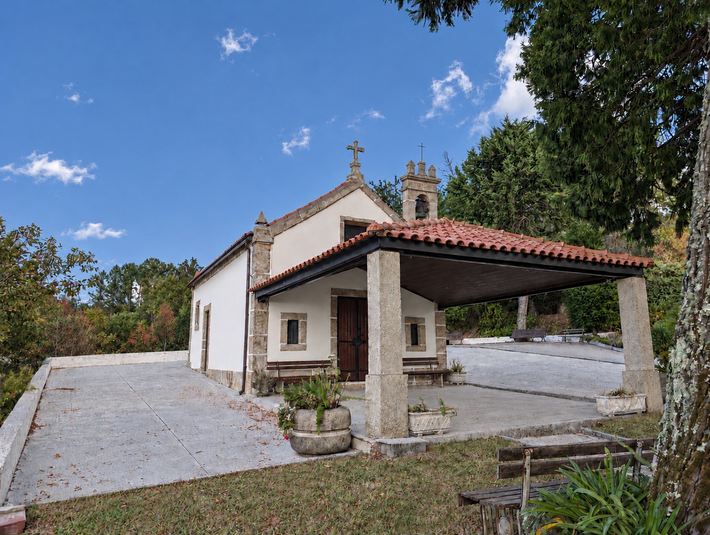Capela de Britamontes, com o alpendre e o campanário