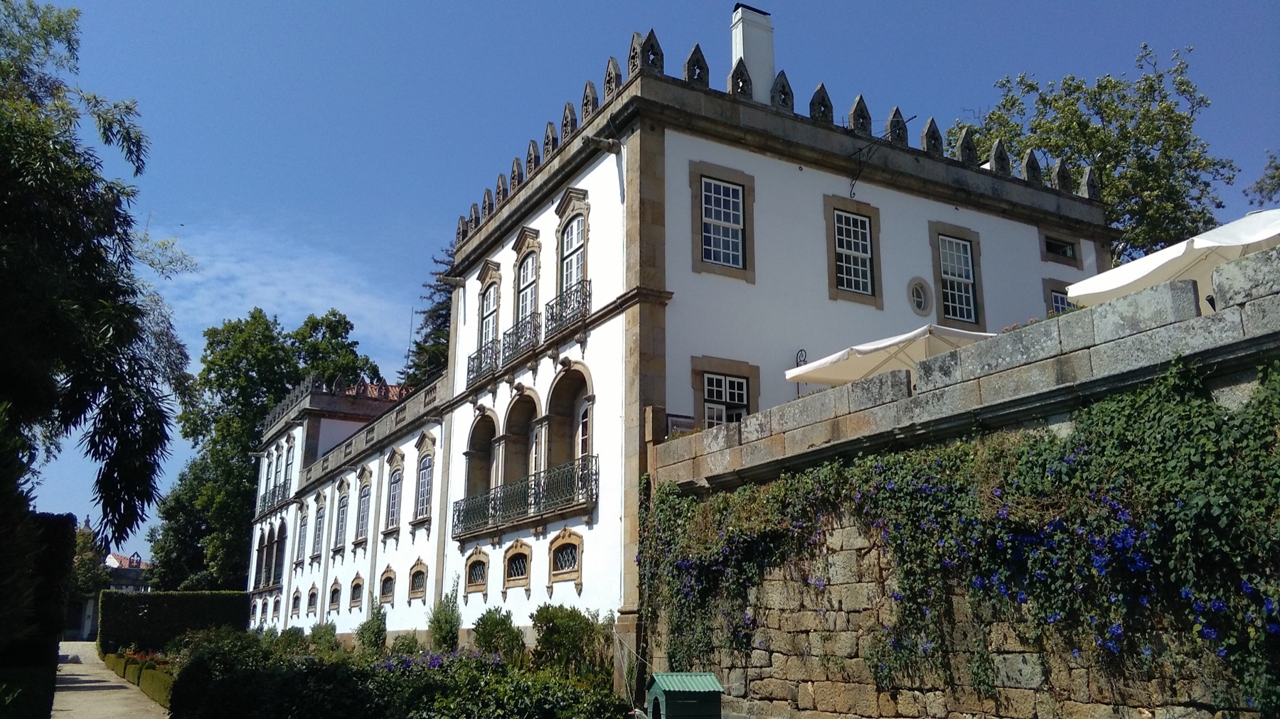 Fachada da Casa da Ínsua vista dos jardins