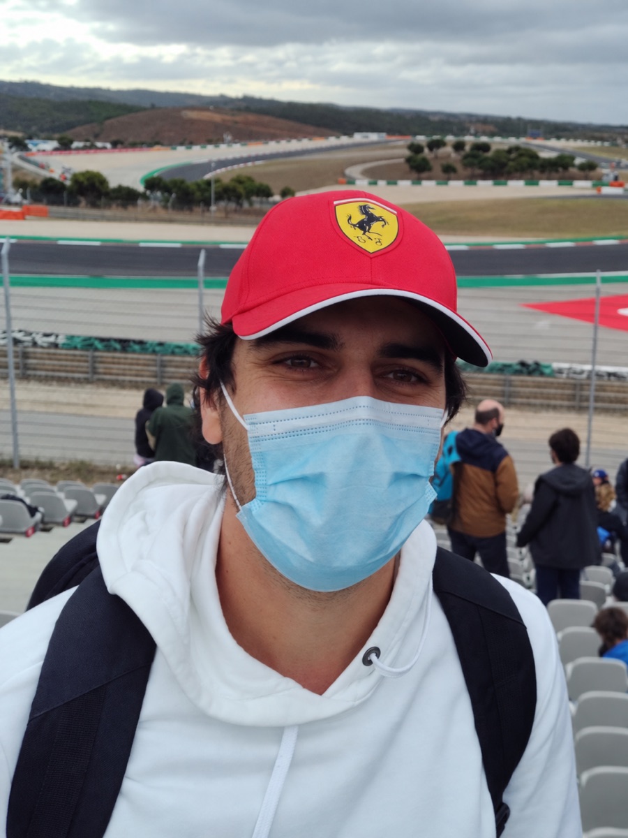 José no circuito de Fórmula 1, com o chapéu vermelho da Ferrari.