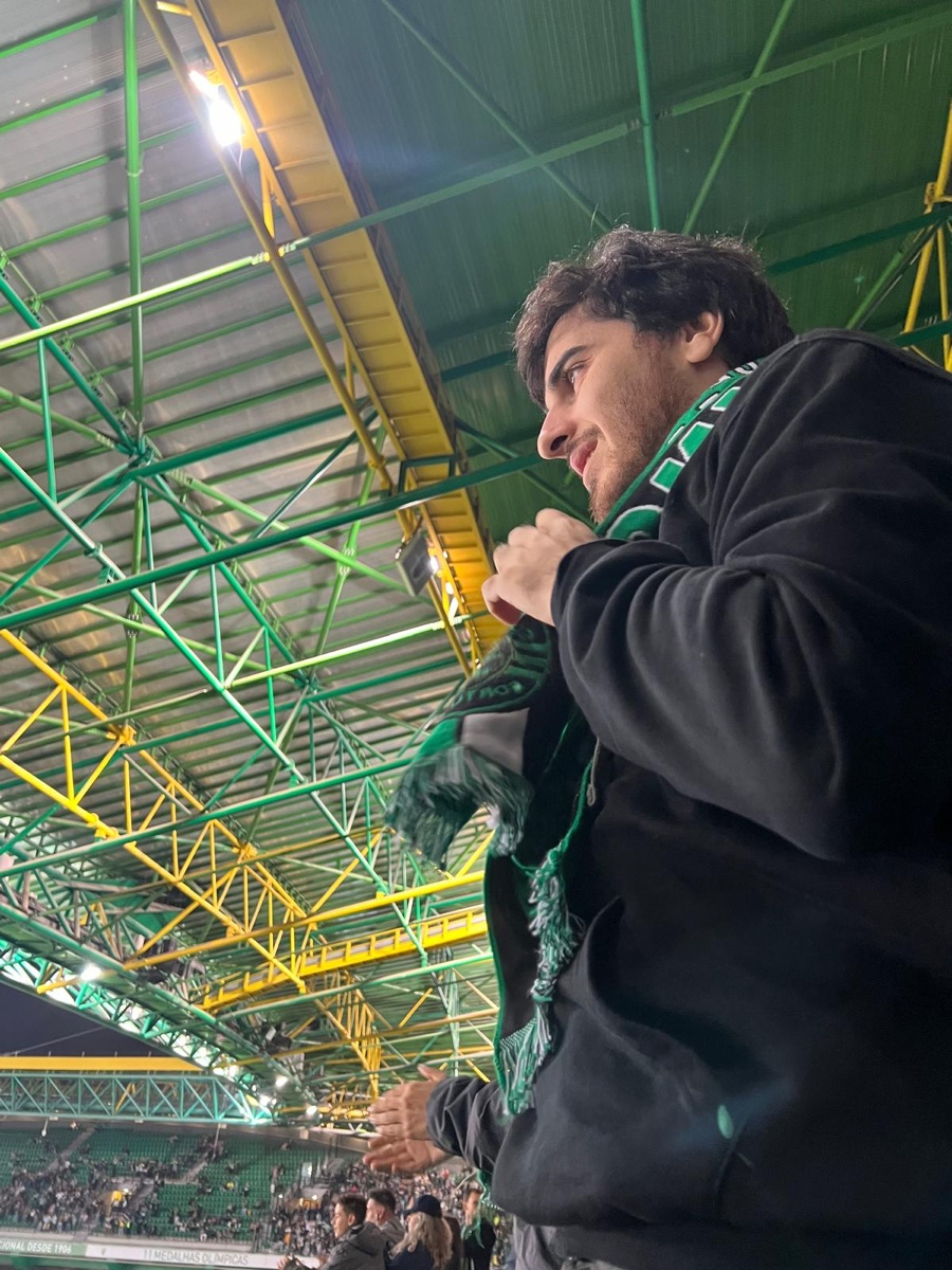 José no estádio, com o cachecol do Sporting CP.