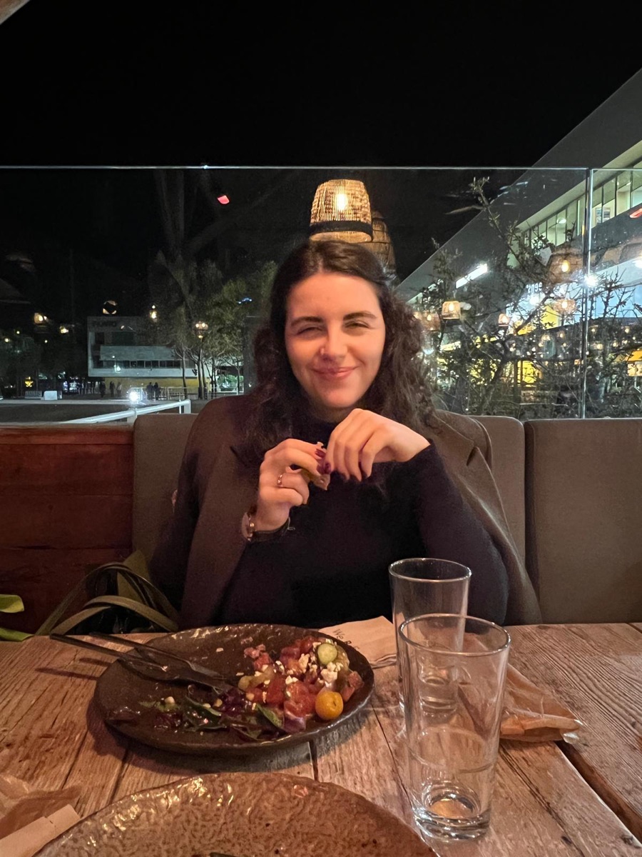 Rafaela sorridente à mesa.